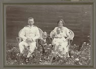 Portret van de Klaas Kleiterp, zijn vrouw Tine Kleiterp-Vermeulen en hun kinderen Klaas (links) en Tiny in Madjene op Celebes