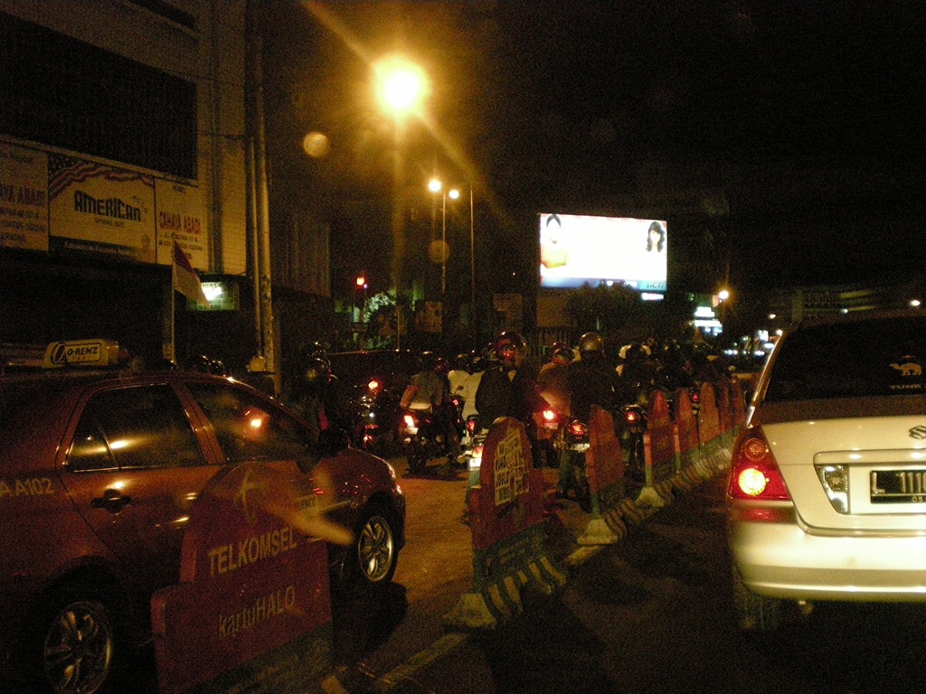 [SurabayaNightsceneBubutanKembar24.jpg]