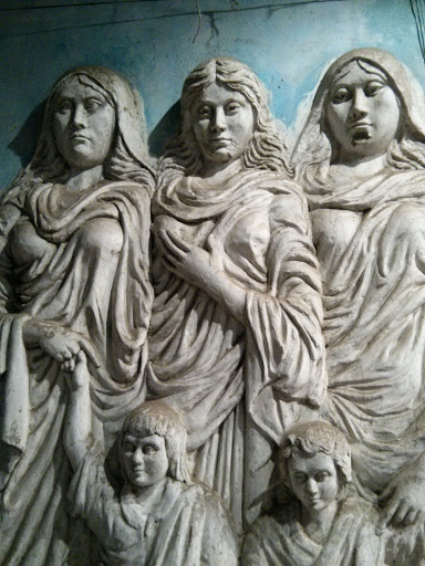 Three Ladies And Their Two Children Statue