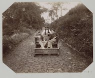 Twee mannen in toeslede op een helling te Madeira