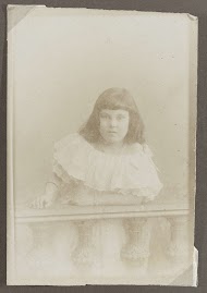 Portret van Tine bij een balustrade