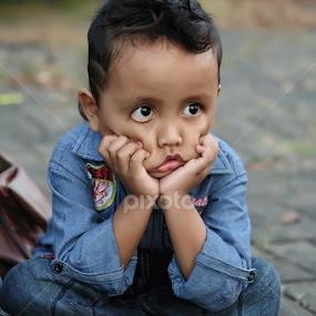 Children Can Get Bored by Rahmat Sugee - Babies & Children Children Candids