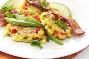 Hot corncakes with avocado, bacon & basil