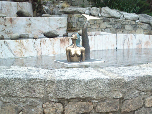 Sirena Sculpture in Fountain