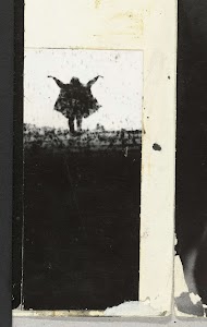 Vage opname van een staande figuur in een wijde jas met opgeheven armen