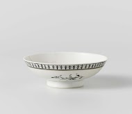 Deksel met bloemtakken en een decoratieve band