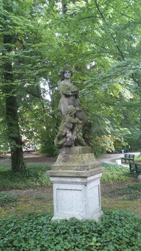 Statue im Park der Medizinischen Klinik