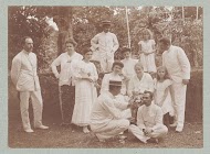 Groepsportret van Europeanen in de tropen, gekleed in het wit.