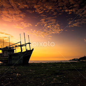 Di Indahnya Pagi Pantai Dadap by I Ketut  Sadia - Transportation Boats