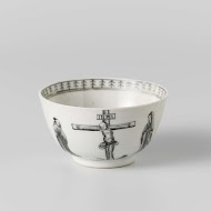 Klokvormige kop met een voorstelling van de kruisiging