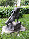 Statue Jeune Femme Assise