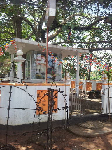 Buddha Statue and Bo Tree at Kaluwala Road, Ganemulla