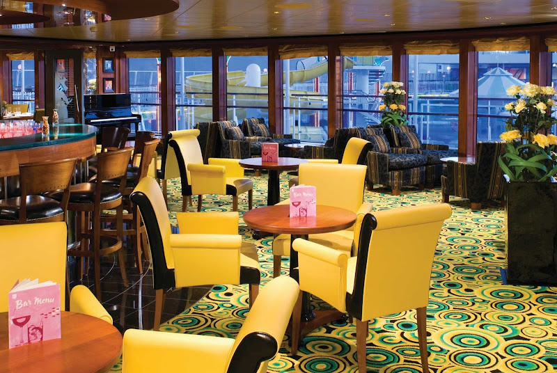 Norwegian Gem's '20s-inspired Star Bar has bright interiors and a variety of drinks that can lift the spirits of guests.