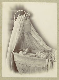 Baby in een wieg met een hemel