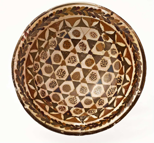 Bowl with laurel leaves