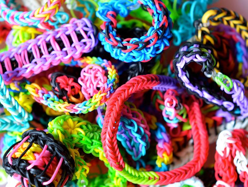 How To: Rainbow Ladder Bracelet Using Rainbow Loom ...