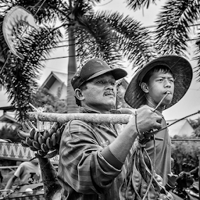 Banting Tulang by A Rahman - People Portraits of Men