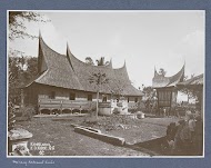 Exterieur van een Minangkabouhuis op Sumatra