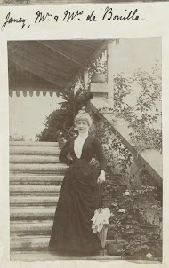 Portret van een vrouw met parasol op een trap