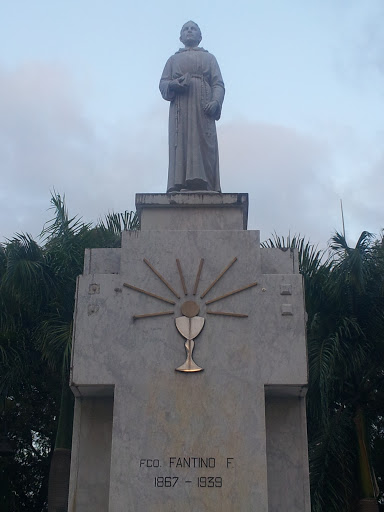 Estatua Padre Fantino