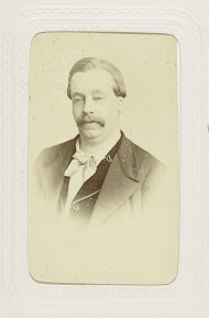 Studioportret van een gezette man met snor