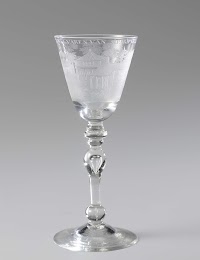 Kelkglas met het opschrift: T WELVAREN VAN SIPARIPABO