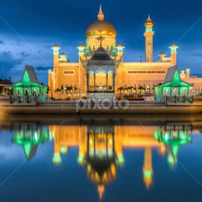 Sultan Omar Ali Saifuddin Mosque by Zac Robinson - Buildings & Architecture Places of Worship