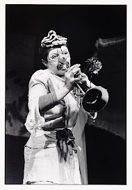 Eén van de twee vrouwelijke clowns van het duo 'Strip en Zipper' tijdens het Vrouwenfestival in Almelo