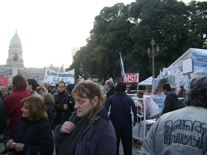 Fotos de las carpas en plaza del Congreso: Entre el Circo y la Democracia.