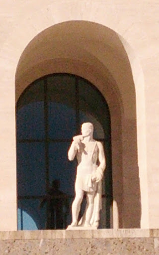 Statua Palazzo della Civiltà Italiana