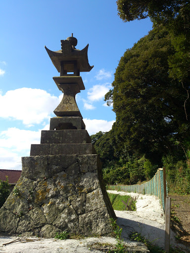 軍越神社の石灯籠