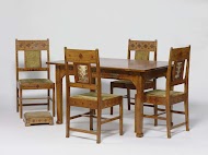 Ameublement van padoekhout, versierd met ingegrifte patronen en ingelegd met een tropische houtsoort