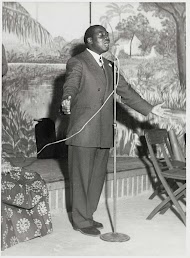 Surinaamse zanger Geraldi tijdens het Keti-Koti feest