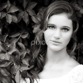 Emily by Sonia Stewart - People Portraits of Women