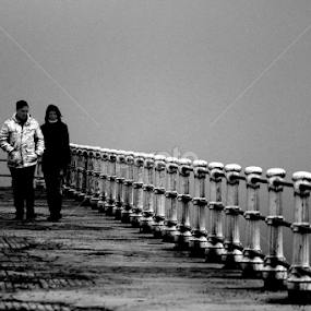 couple by Stramboaia Gelu - Black & White Street & Candid