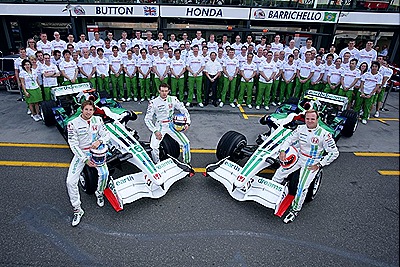 Honda, team, formula one, people, croud, white, green, drivers, pilots f1, racers, motorsport, auto sport, helmets, cars, two, three, route, button, barrichello, sport cars, f1, picture, photo, 16, 17