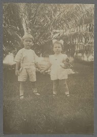 Klaas en Tiny Kleiterp hand in hand in een tuin in Madjene op Celebes