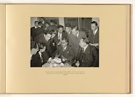 Op de receptie van de Regeringsvoorlichtingsdienst waren tal van journalisten aanwezig, die het nuttige met het aangename verenigden en menige informatie opdeden