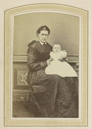 Portret van een vrouw in een jurk met een baby op schoot