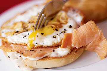 Flash-fried smoked salmon & egg bagel