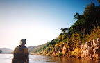 Mon piroguier, au milieu de nul part, au fin fond du trou du cul de madagascar, j'ai vu des crocodiles, des lémuriens, un boa. Et surtout pas un bruit, on rame.