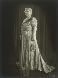 Staatsieportret van Koningin Wilhelmina met de Engelse Orde van de Kousenband en de Militaire Willemsorde