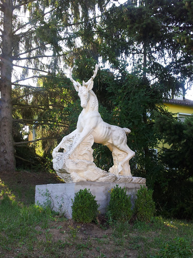Hirsch Statue
