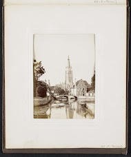Gezicht op de stadsgracht, de brug van het Begijnhof, huizen en de Onze-Lieve-Vrouwekerk in Brugge