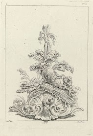 Ornament met wortelgroente en champignons op een ornamentele schelp