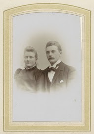 Portret van een man met een strik en een vrouw met een hooggesloten kraag