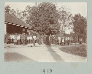 Rij van Indonesische werknemers voor een van de fabrieksgebouwen.