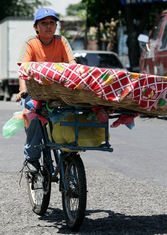 NIÑO TRABAJADOR. Douglas Dagoberto Hernández, de 11 años, quien vende pan en su bicicleta circula cerca del INFRAMEN ofreciendo su producto a las personas de dicha zona. Foto de La Prensa, Rony González