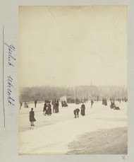 Schaatsende mensen op het ijs