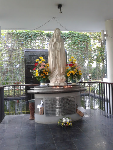 Patung Bunda Suci Maria